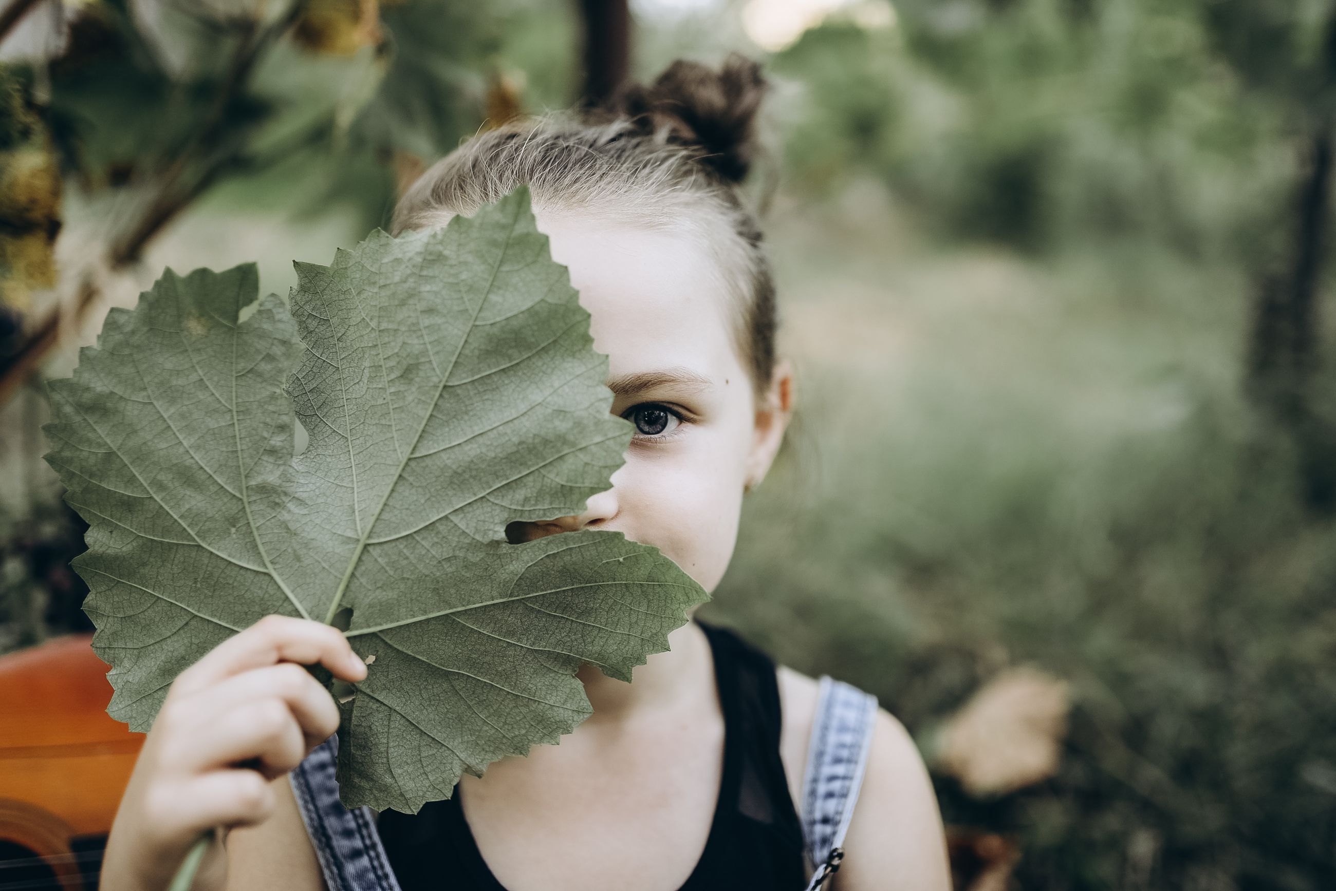 Niña jugando en la naturaleza: psicología para niños y adolescentes en Mataró